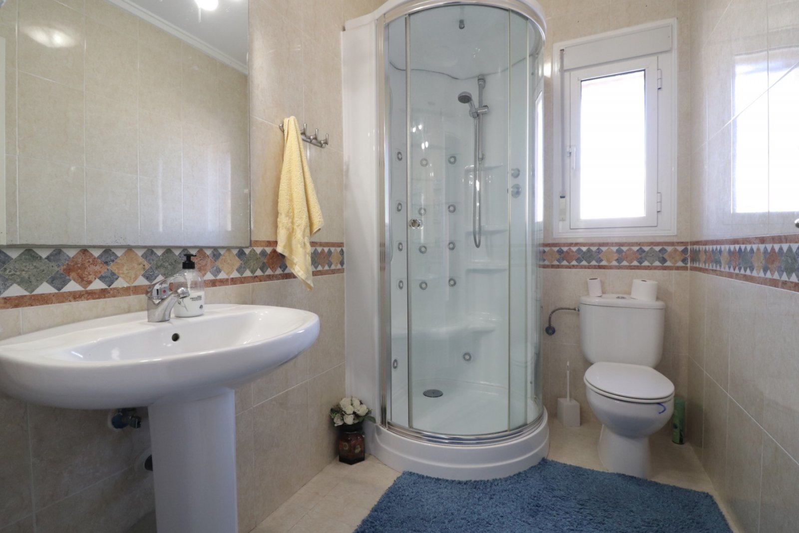 Villa de 3 dormitorios y 2 baños con piscina privada en Monteazul