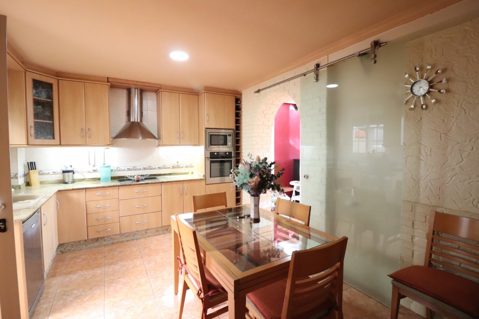 Villa con 3 dormitorios, 1 baño, 1 aseo de invitados, garaje y piscina privada