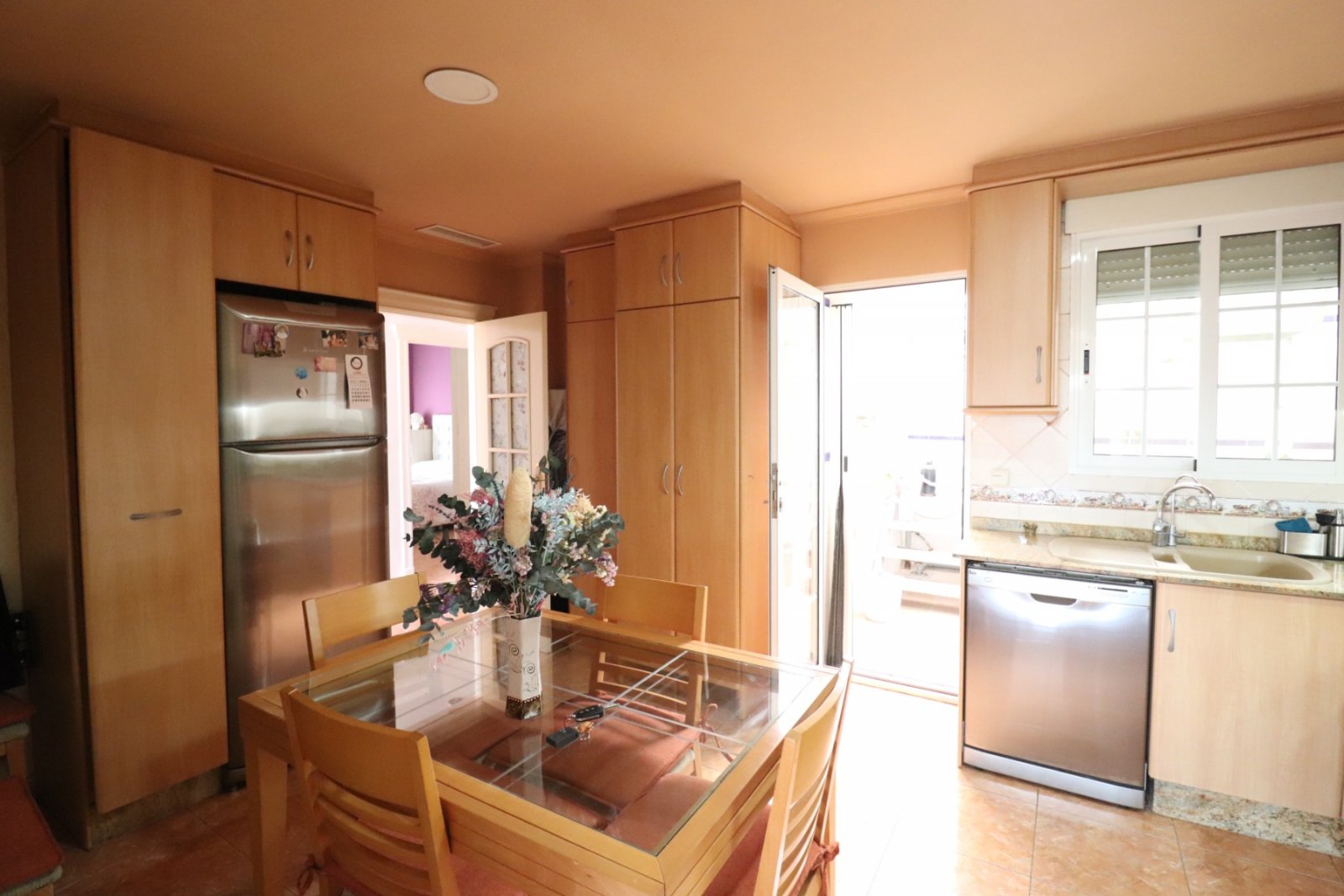 Villa con 3 dormitorios, 1 baño, 1 aseo de invitados, garaje y piscina privada