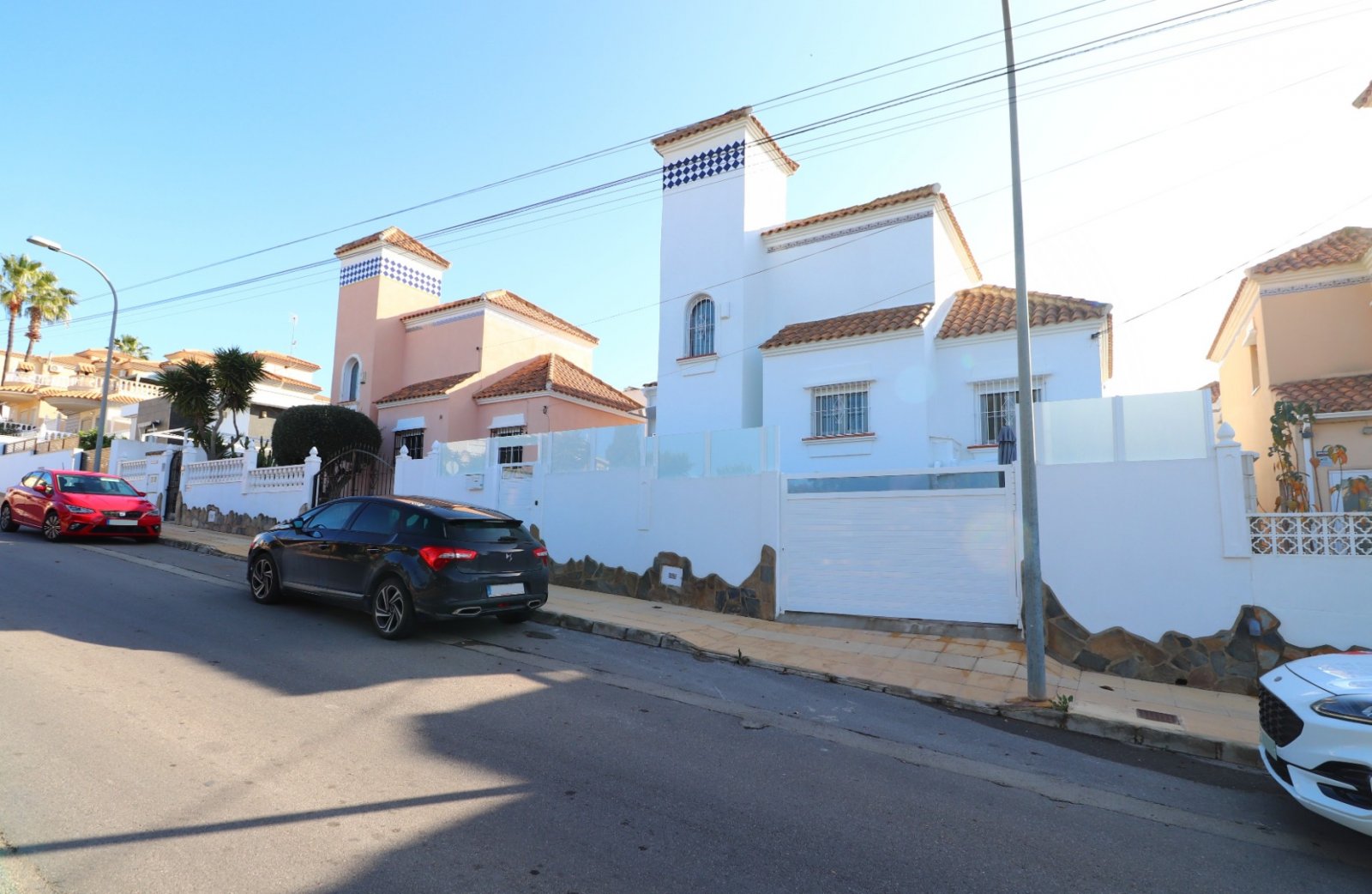 Villa con 4 dormitorios, 3 baños, apartamento de invitados y piscina privada en Las Filipinas