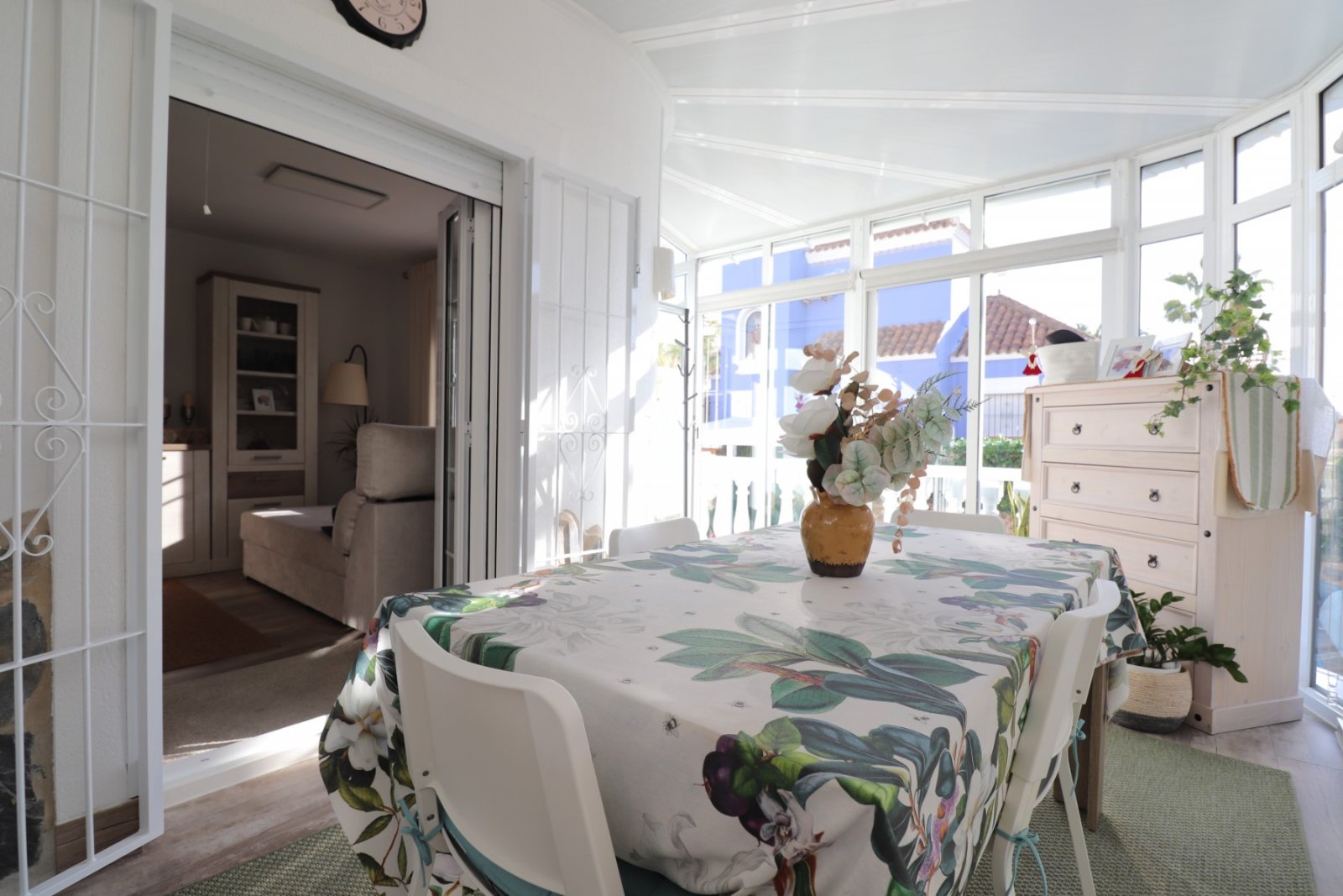 Villa con 4 dormitorios, 3 baños, apartamento de invitados y piscina privada en Las Filipinas