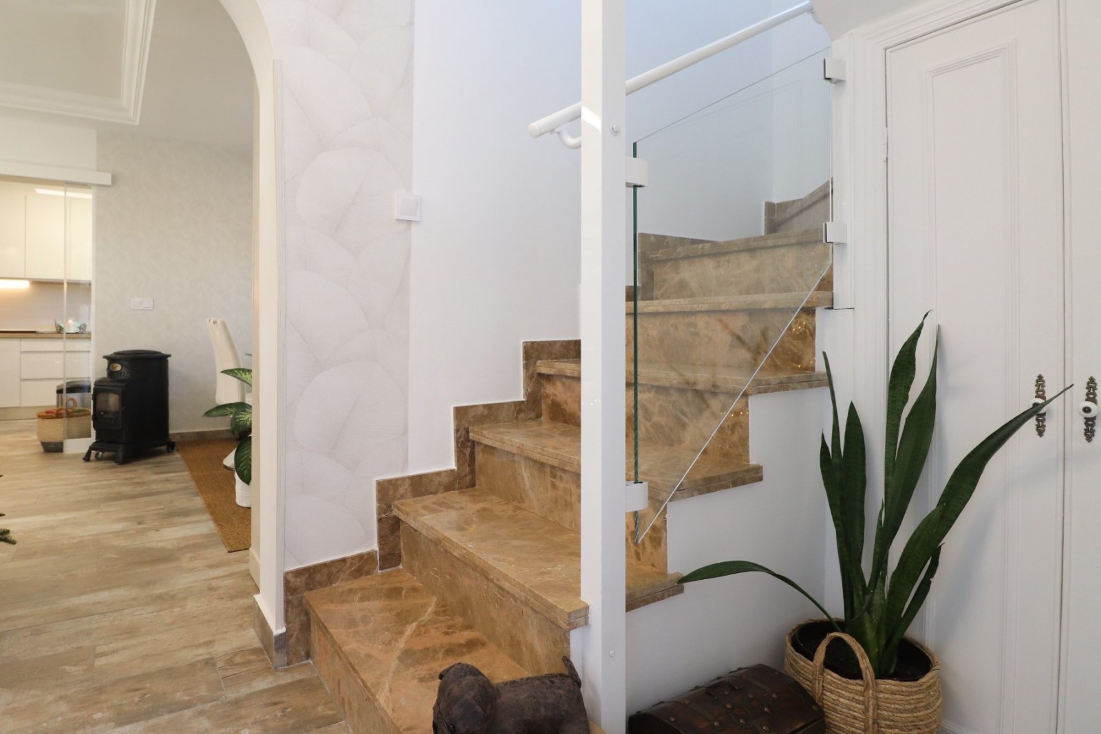 Villa con 4 dormitorios, 3 baños, apartamento de invitados y piscina privada en Las Filipinas
