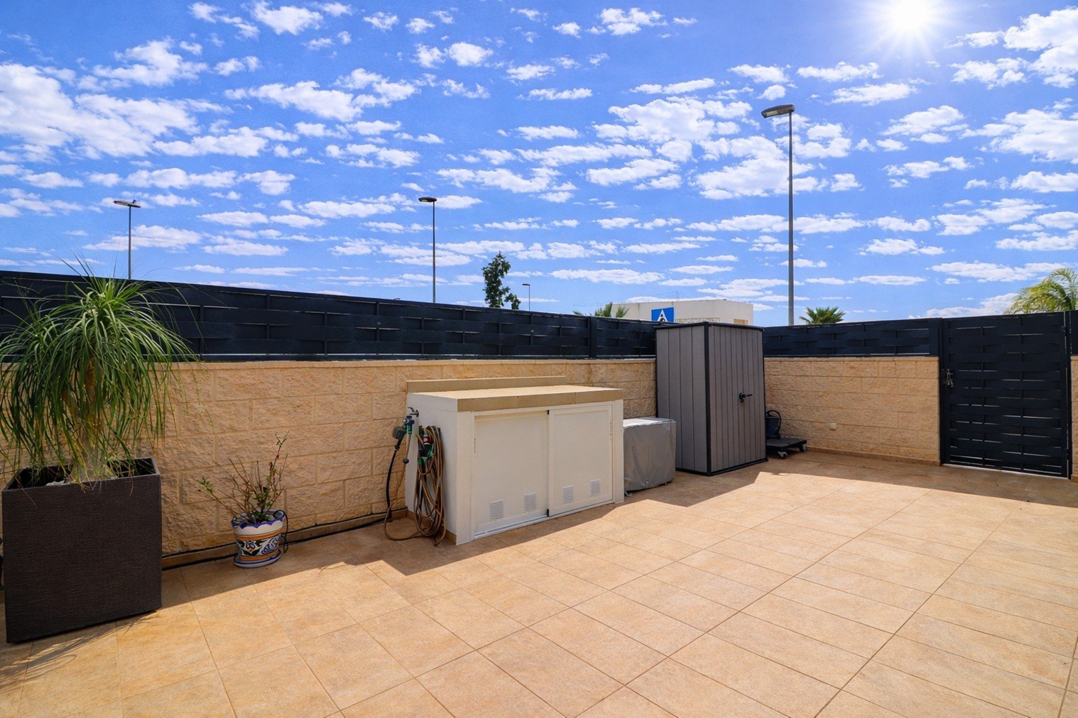 Villa moderna con 3 dormitorios, 2 baños, azotea, plaza de aparcamiento y piscina privada