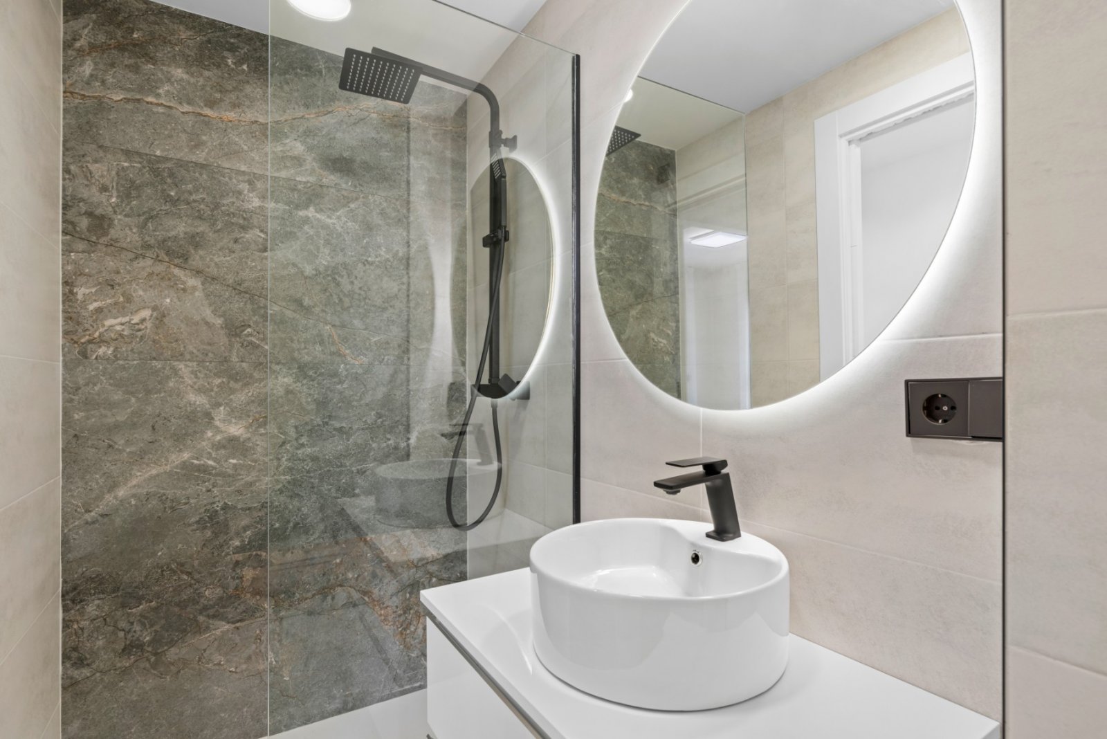 Villa adosada reformada de 4 dormitorios y 3 baños con solárium, piscina privada y vistas al mar