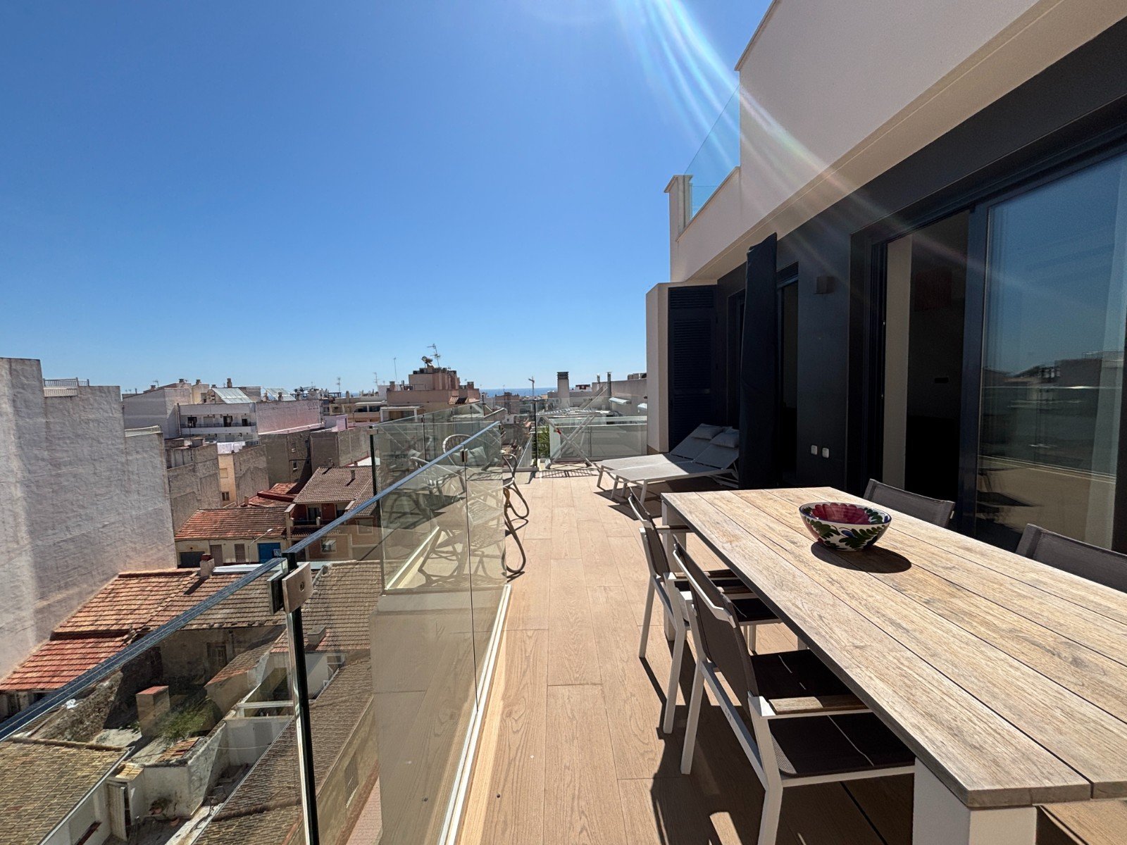Ático moderno seminuevo de 2 dormitorios y 2 baños con solárium y plaza de aparcamiento subterráneo a solo 700 m de la playa