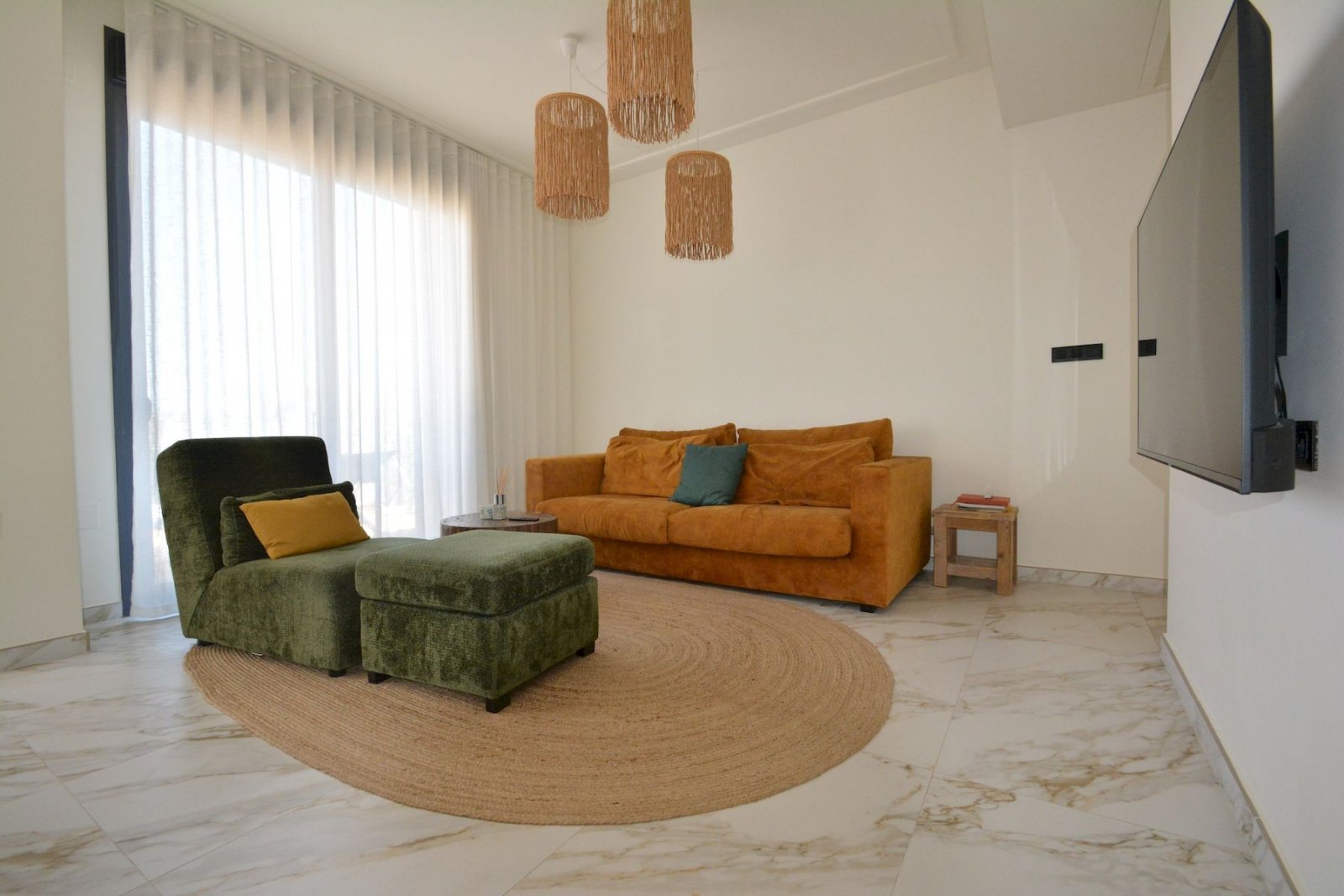 Ático moderno seminuevo de 2 dormitorios y 2 baños con solárium y plaza de aparcamiento subterráneo a solo 700 m de la playa
