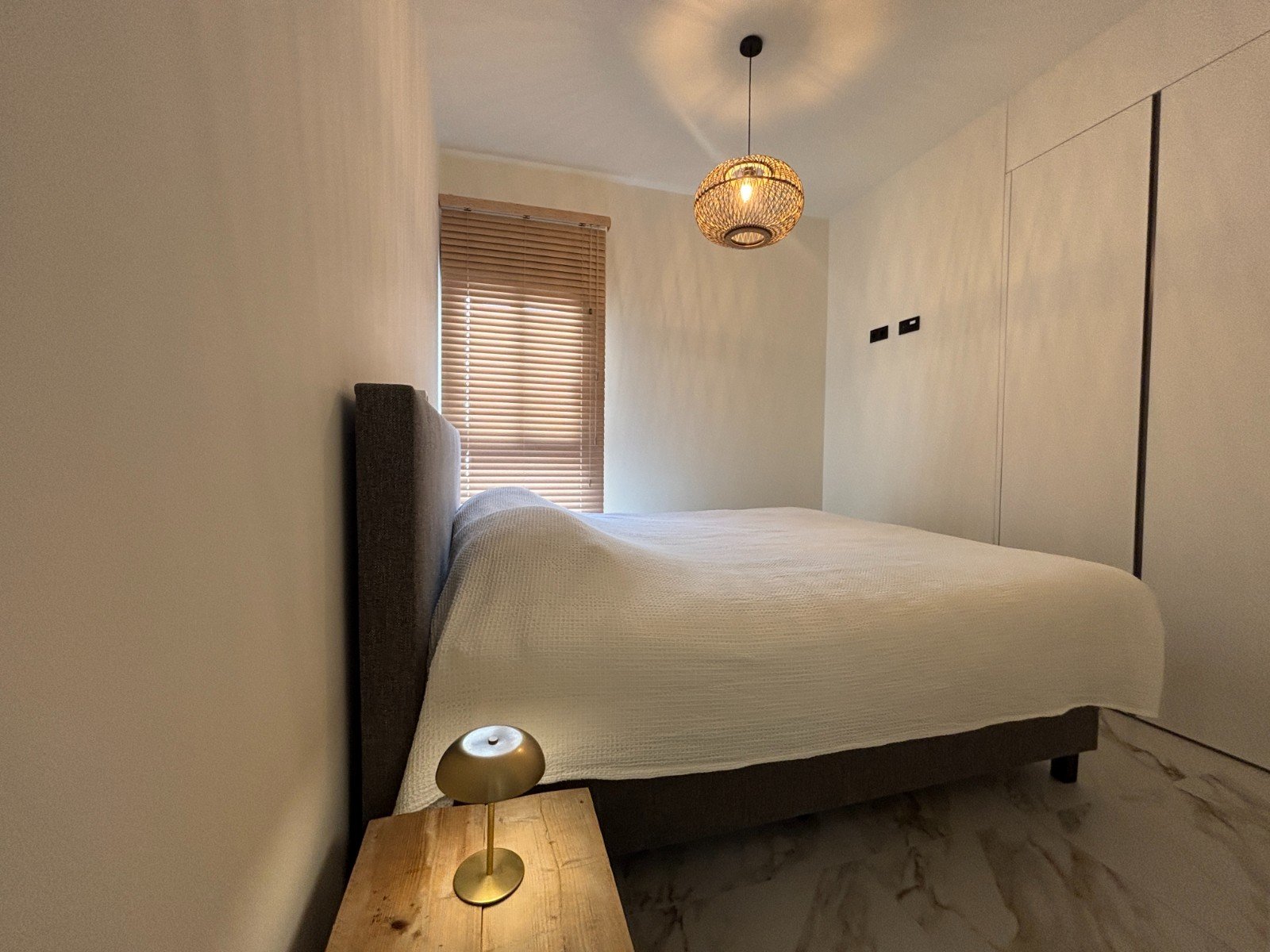Ático moderno seminuevo de 2 dormitorios y 2 baños con solárium y plaza de aparcamiento subterráneo a solo 700 m de la playa