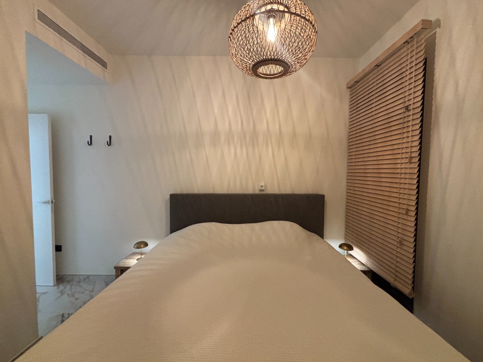 Ático moderno seminuevo de 2 dormitorios y 2 baños con solárium y plaza de aparcamiento subterráneo a solo 700 m de la playa