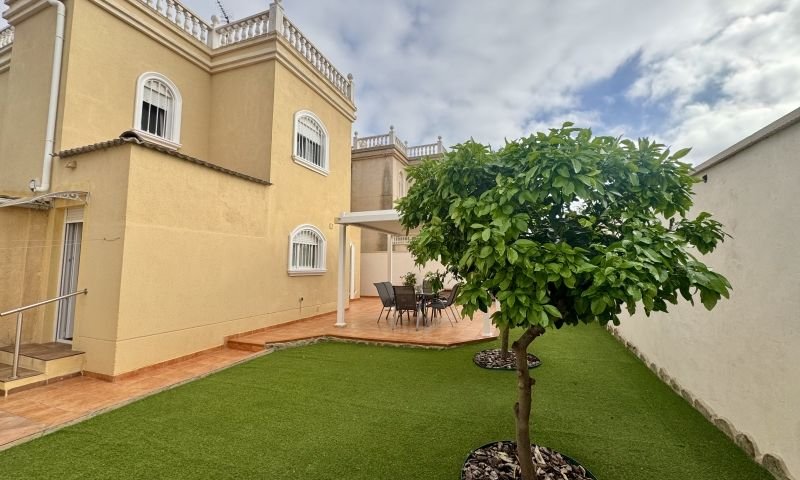 Vila independiente de 4 dormitorios y 2 baños con solárium y garaje en Aguas Nuevas