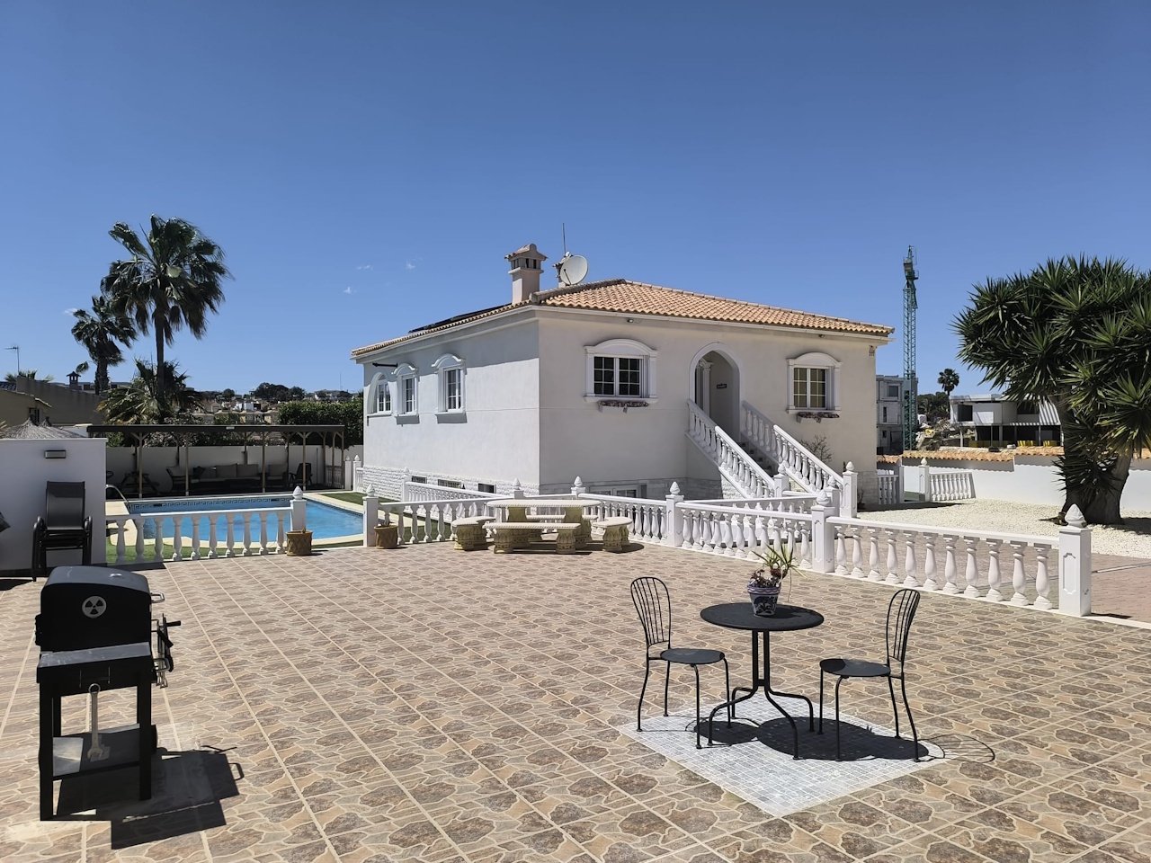 Villa independiente de 5 dormitorios y 2 baños con piscina privada en La Escuera