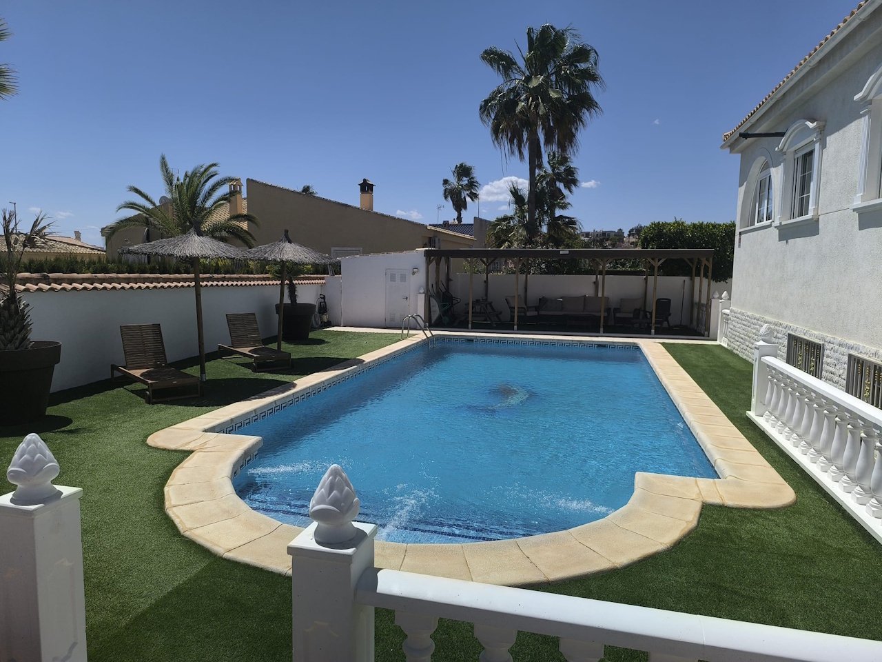 Villa independiente de 5 dormitorios y 2 baños con piscina privada en La Escuera