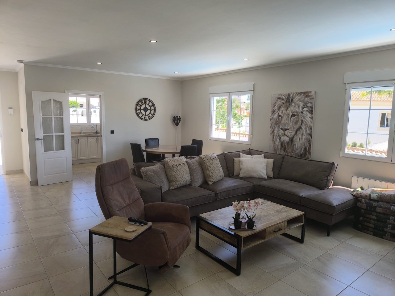 Villa independiente de 5 dormitorios y 2 baños con piscina privada en La Escuera