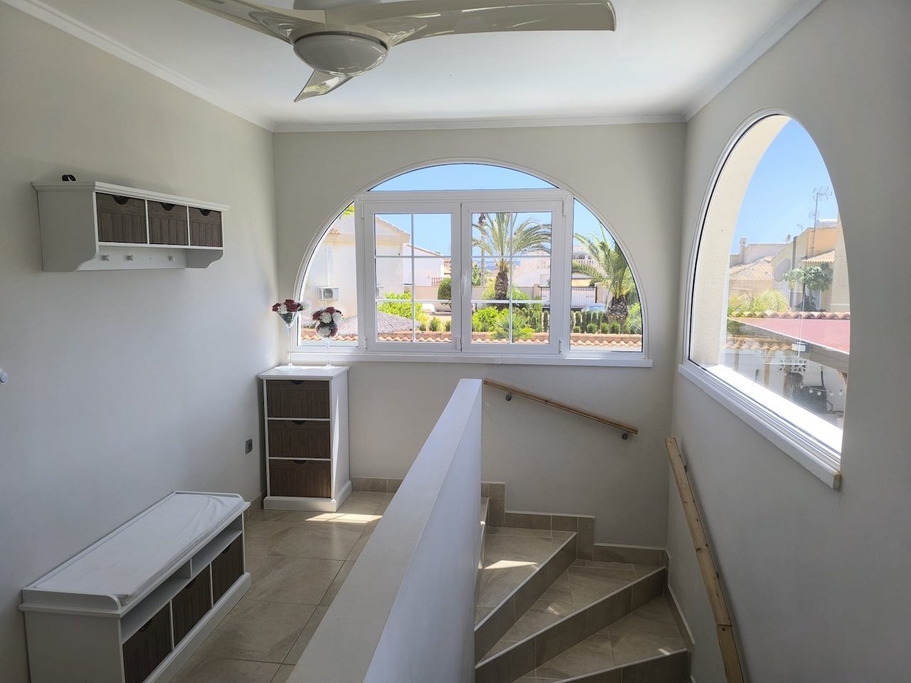 Villa independiente de 5 dormitorios y 2 baños con piscina privada en La Escuera