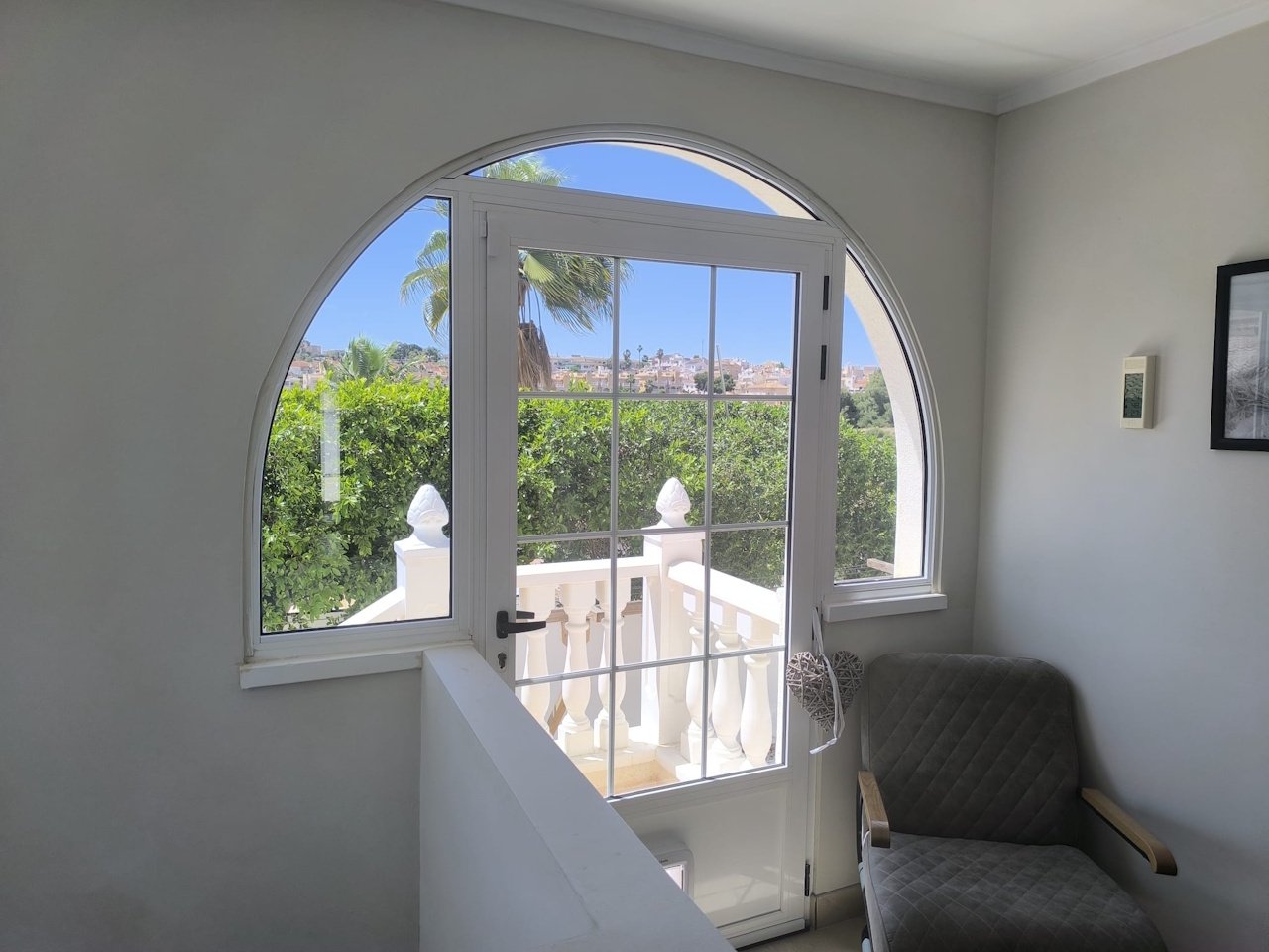 Villa independiente de 5 dormitorios y 2 baños con piscina privada en La Escuera