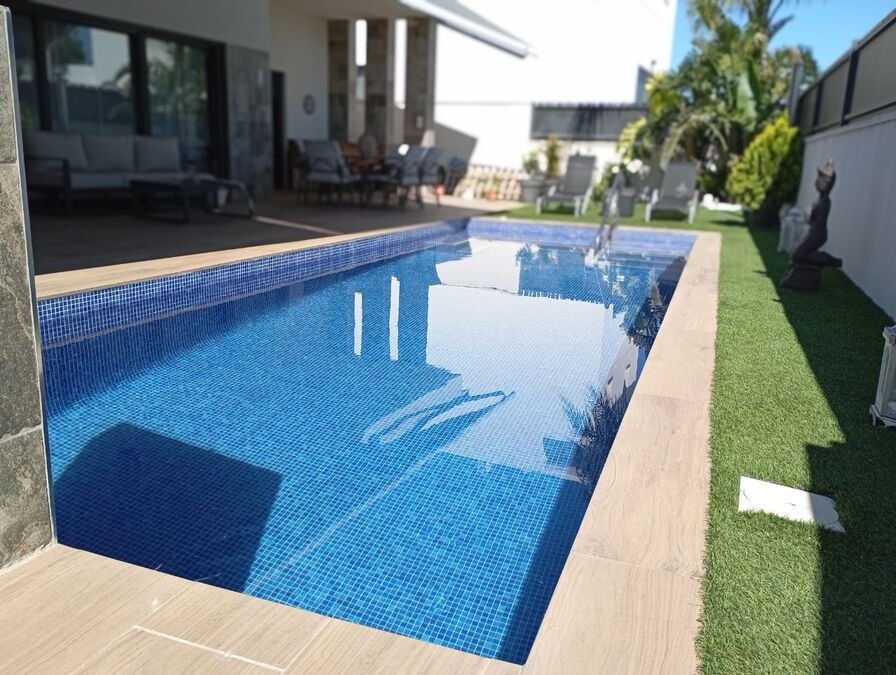 Villa exclusiva con 3 dormitorios, 2 baños, garaje y piscina privada