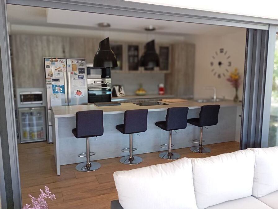 Villa exclusiva con 3 dormitorios, 2 baños, garaje y piscina privada