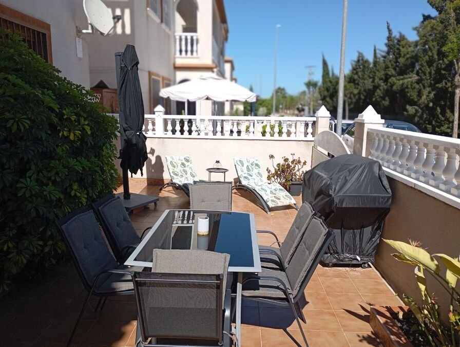 Apartamento en planta baja con 2 dormitorios, 1 baño, plaza de aparcamiento y piscina comunitaria