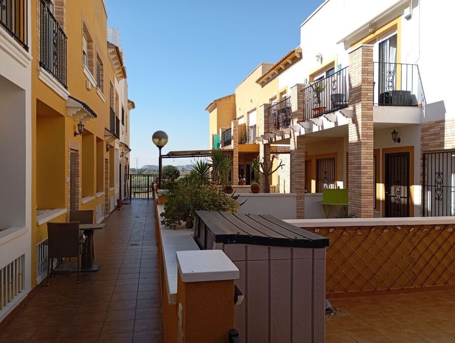 Adosado de 2 dormitorios, 1 baño, aseo de invitados, azotea y piscina comunitaria