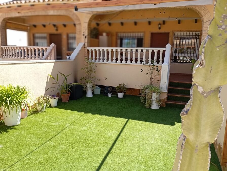Vivienda adosada con 2 dormitorios, 2 baños, aseo de invitados, solárium, plaza de garaje subterráneo y piscina comunitaria