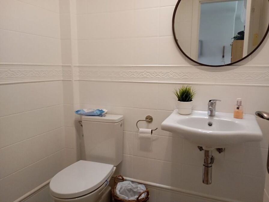Vivienda adosada con 2 dormitorios, 2 baños, aseo de invitados, solárium, plaza de garaje subterráneo y piscina comunitaria