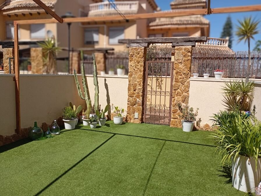 Vivienda adosada con 2 dormitorios, 2 baños, aseo de invitados, solárium, plaza de garaje subterráneo y piscina comunitaria