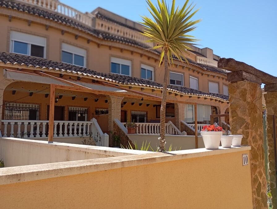 Vivienda adosada con 2 dormitorios, 2 baños, aseo de invitados, solárium, plaza de garaje subterráneo y piscina comunitaria
