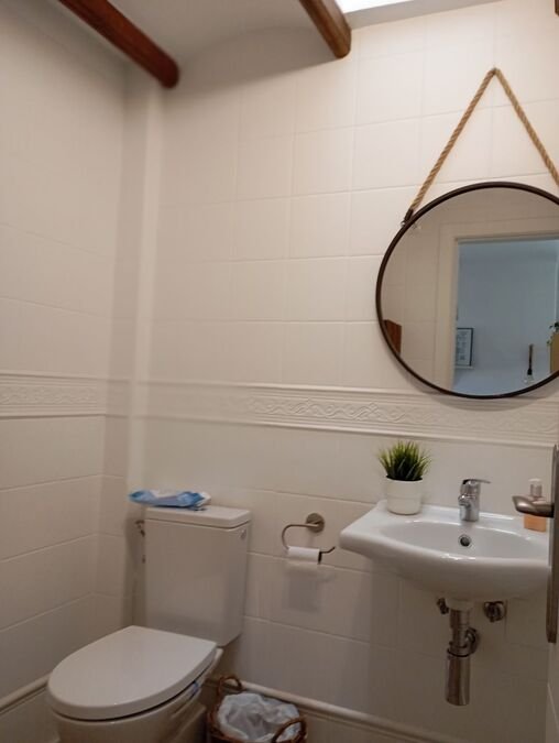 Vivienda adosada con 2 dormitorios, 2 baños, aseo de invitados, solárium, plaza de garaje subterráneo y piscina comunitaria