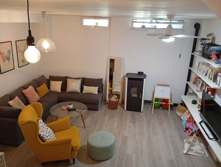 Vivienda adosada con 2 dormitorios, 2 baños, aseo de invitados, solárium, plaza de garaje subterráneo y piscina comunitaria