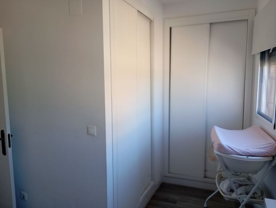 Vivienda adosada con 2 dormitorios, 2 baños, aseo de invitados, solárium, plaza de garaje subterráneo y piscina comunitaria