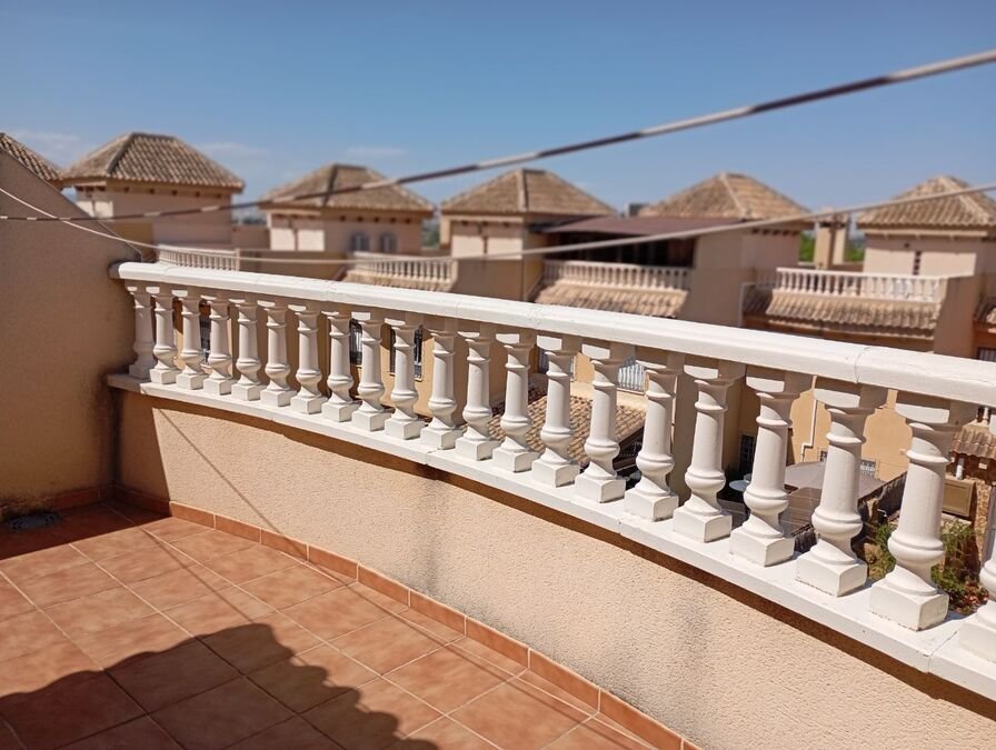Vivienda adosada con 2 dormitorios, 2 baños, aseo de invitados, solárium, plaza de garaje subterráneo y piscina comunitaria