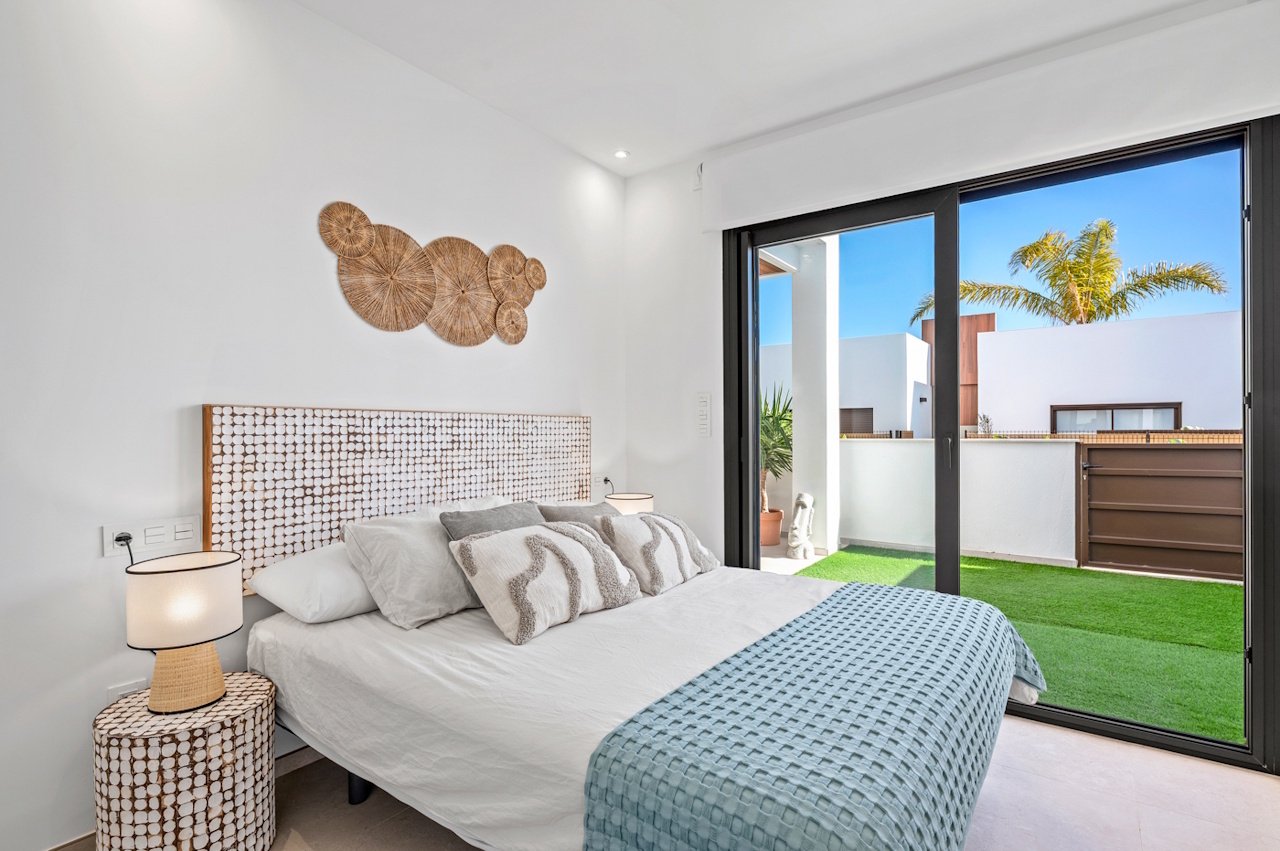Apartamentos de 2 dormitorios y 2 baños con parking privado y piscina comunitaria en el complejo La Serena Golf