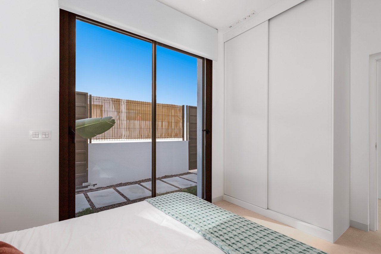 Villas de 3 dormitorios y 2 baños con solárium opcional, parking privado y piscina privada en el complejo La Serena Golf