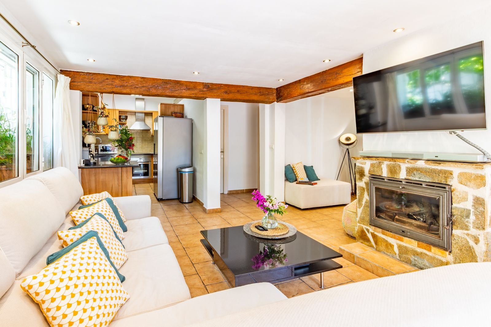 Villa de estilo mediterráneo con 3 dormitorios, 2 baños y piscina privada a tan solo 300 m del mar