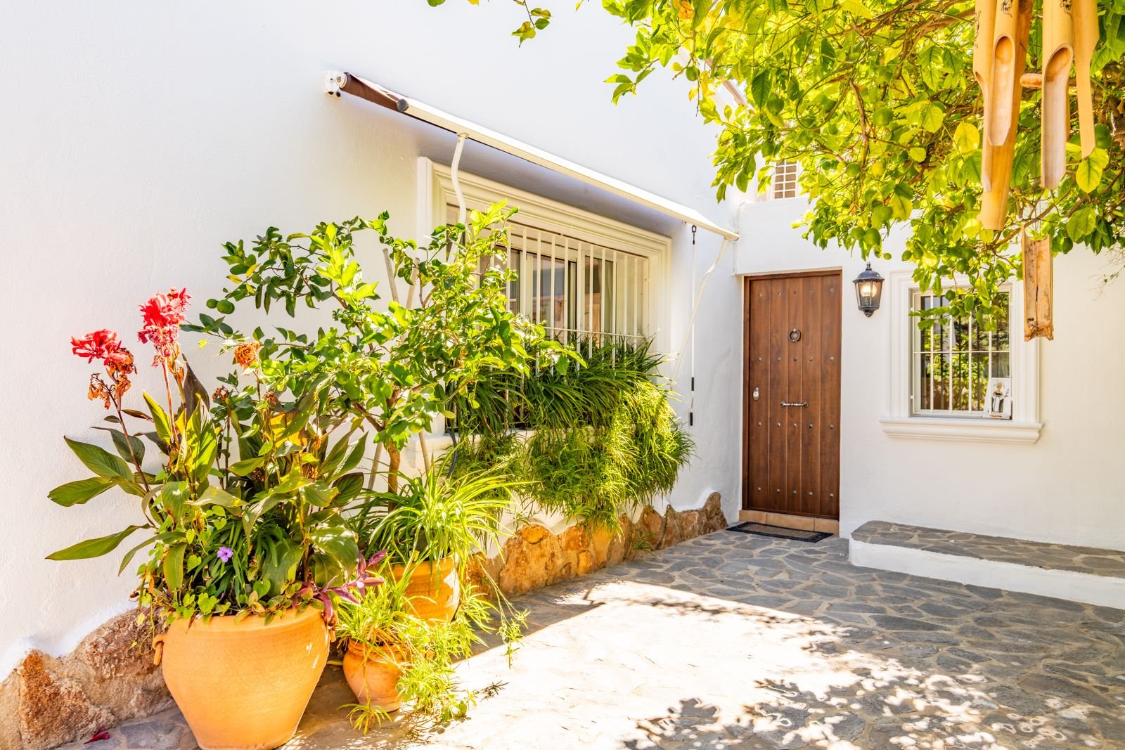 Villa de estilo mediterráneo con 3 dormitorios, 2 baños y piscina privada a tan solo 300 m del mar