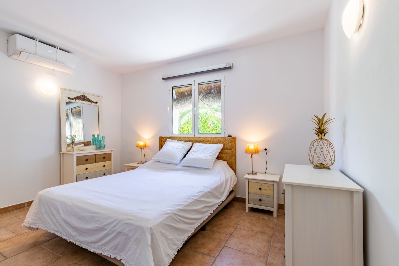 Villa de estilo mediterráneo con 3 dormitorios, 2 baños y piscina privada a tan solo 300 m del mar