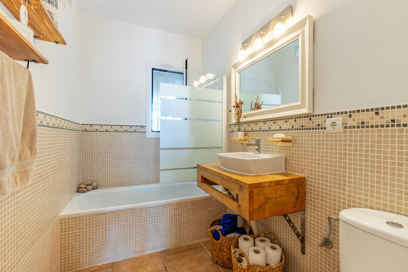Villa de estilo mediterráneo con 3 dormitorios, 2 baños y piscina privada a tan solo 300 m del mar