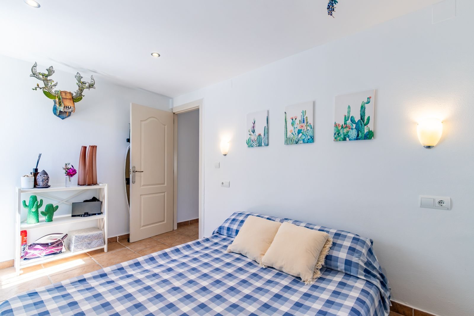 Villa de estilo mediterráneo con 3 dormitorios, 2 baños y piscina privada a tan solo 300 m del mar