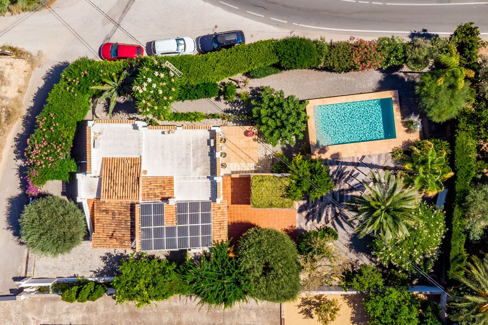 Villa de estilo mediterráneo con 3 dormitorios, 2 baños y piscina privada a tan solo 300 m del mar