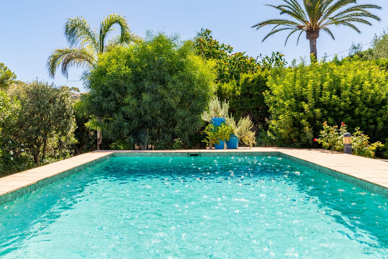 Villa de estilo mediterráneo con 3 dormitorios, 2 baños y piscina privada a tan solo 300 m del mar