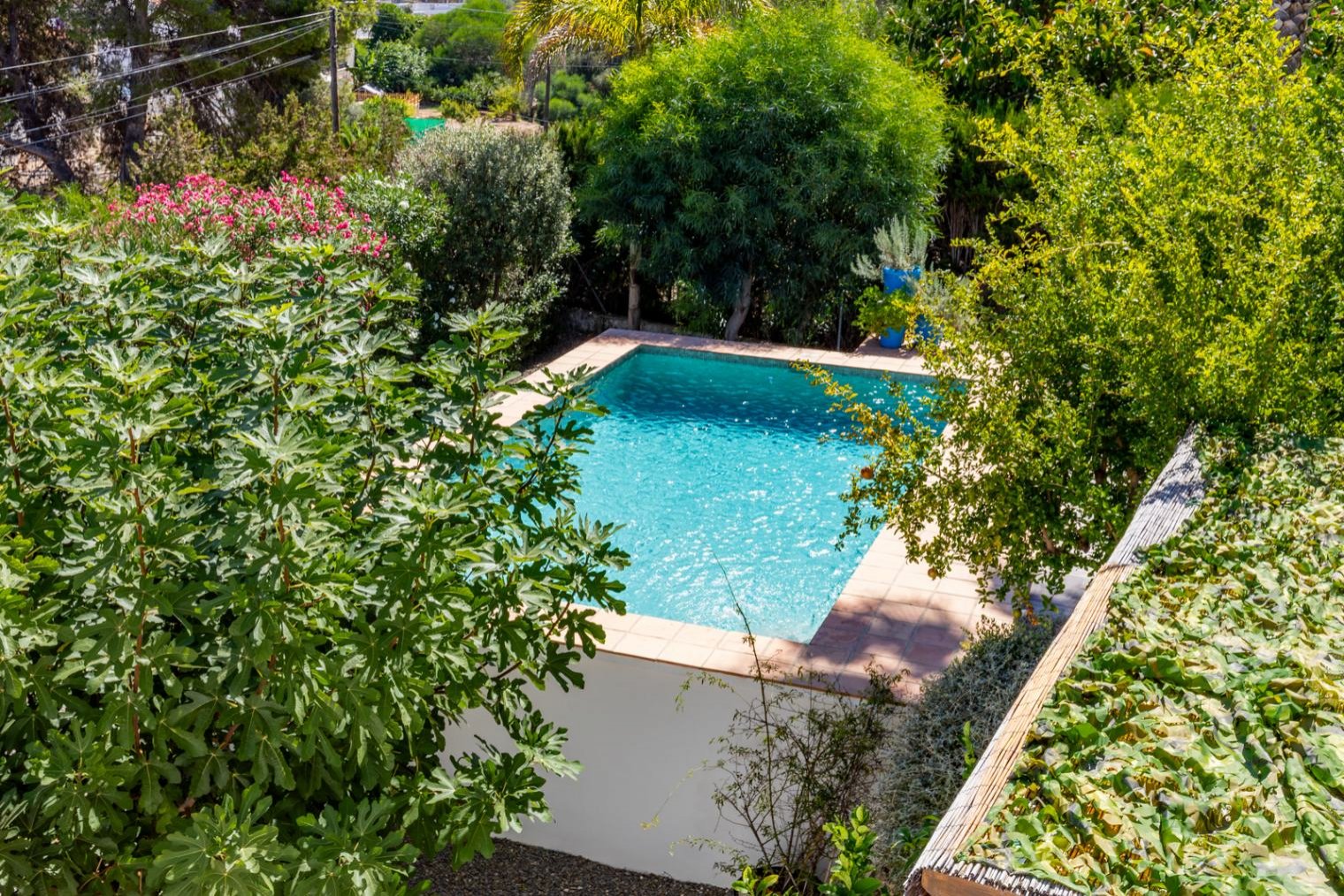 Villa de estilo mediterráneo con 3 dormitorios, 2 baños y piscina privada a tan solo 300 m del mar
