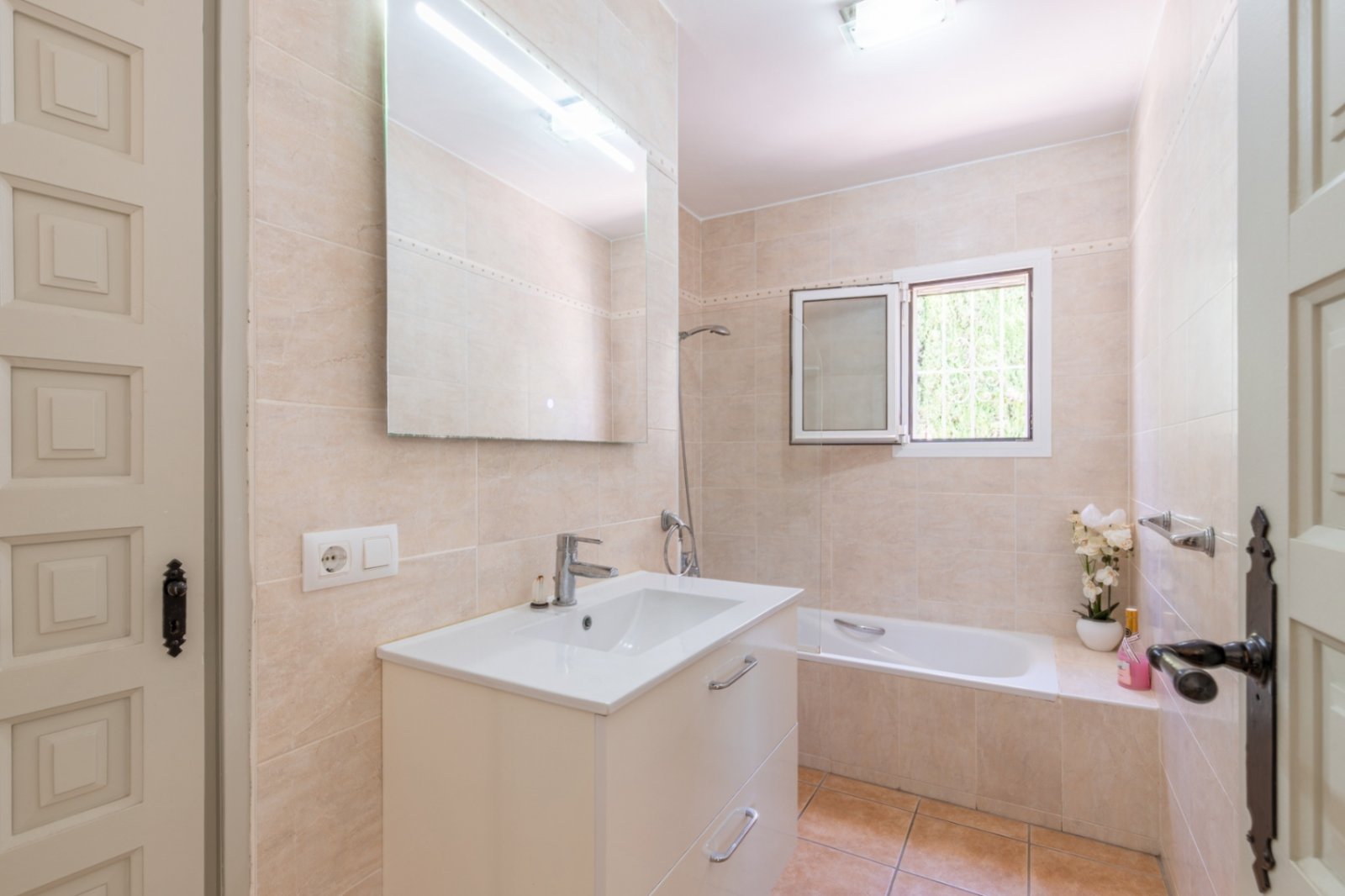 Villa de 4 dormitorios y 3 baños con aseo, piscina privada y fantásticas vistas al mar