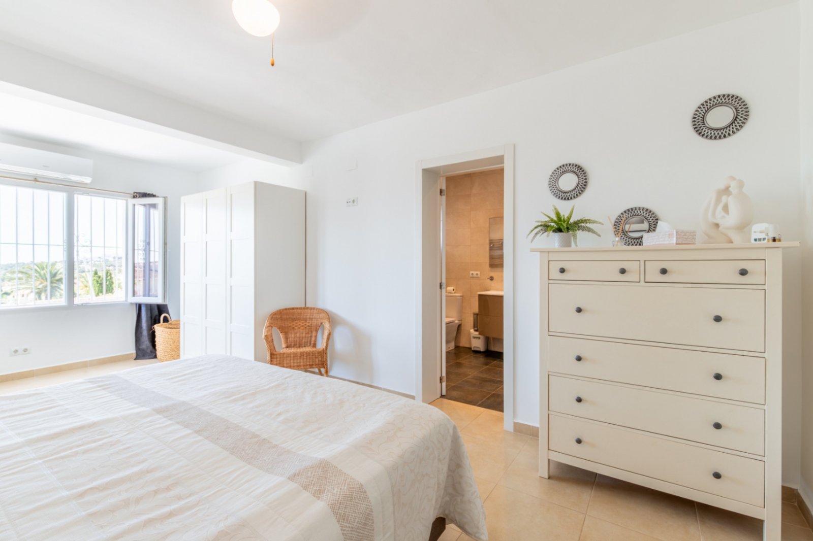 Villa de 4 dormitorios y 3 baños con aseo, piscina privada y fantásticas vistas al mar