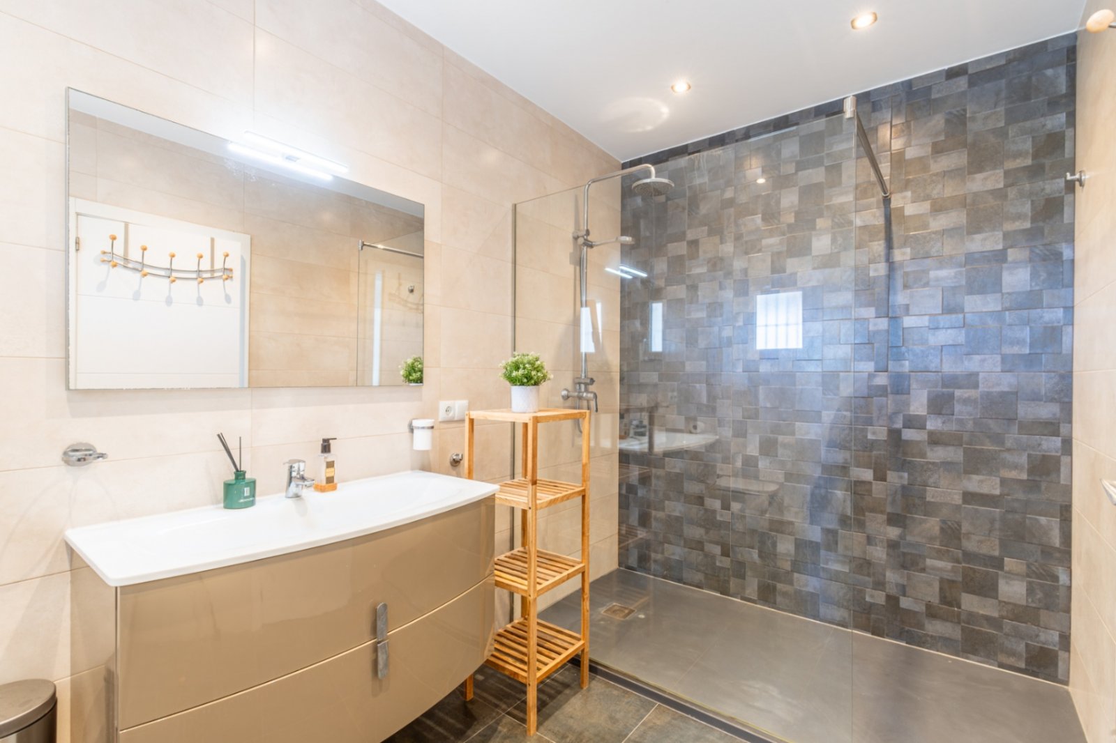 Villa de 4 dormitorios y 3 baños con aseo, piscina privada y fantásticas vistas al mar