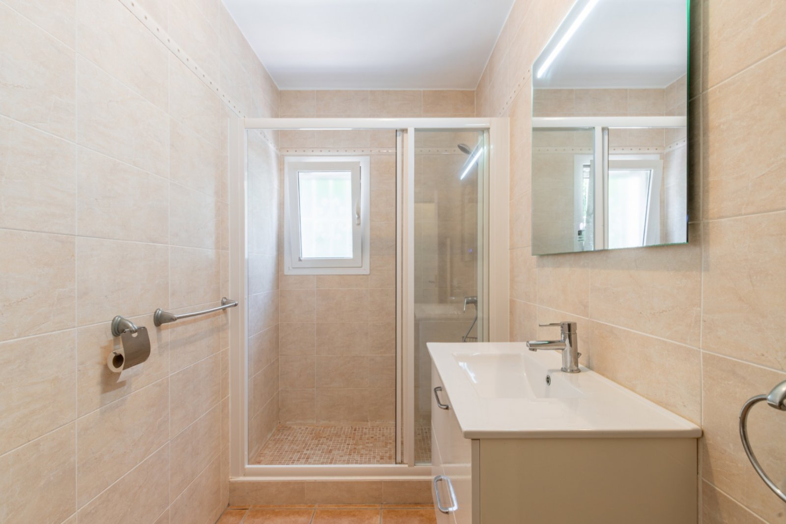 Villa de 4 dormitorios y 3 baños con aseo, piscina privada y fantásticas vistas al mar