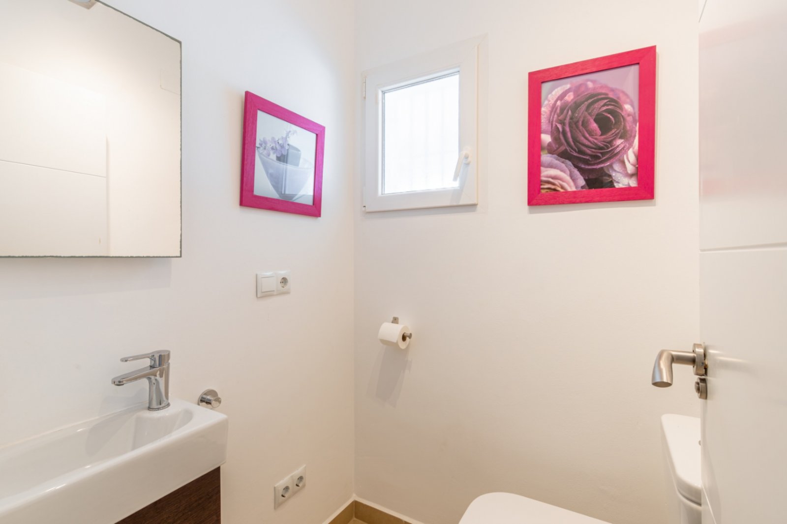 Villa de 4 dormitorios y 3 baños con aseo, piscina privada y fantásticas vistas al mar