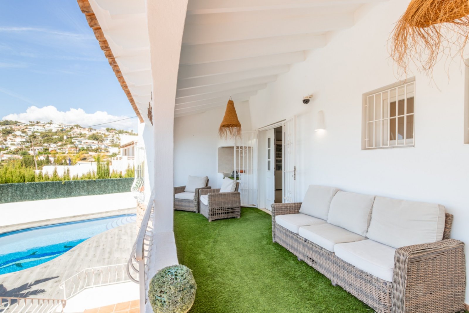 Villa de 4 dormitorios y 3 baños con aseo, piscina privada y fantásticas vistas al mar