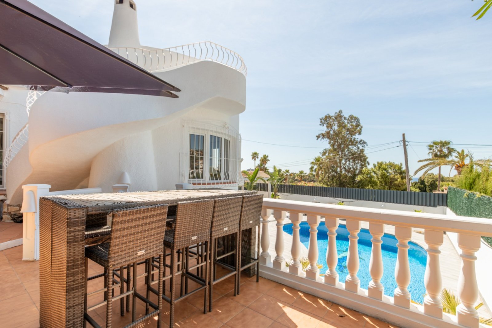 Villa de 4 dormitorios y 3 baños con aseo, piscina privada y fantásticas vistas al mar