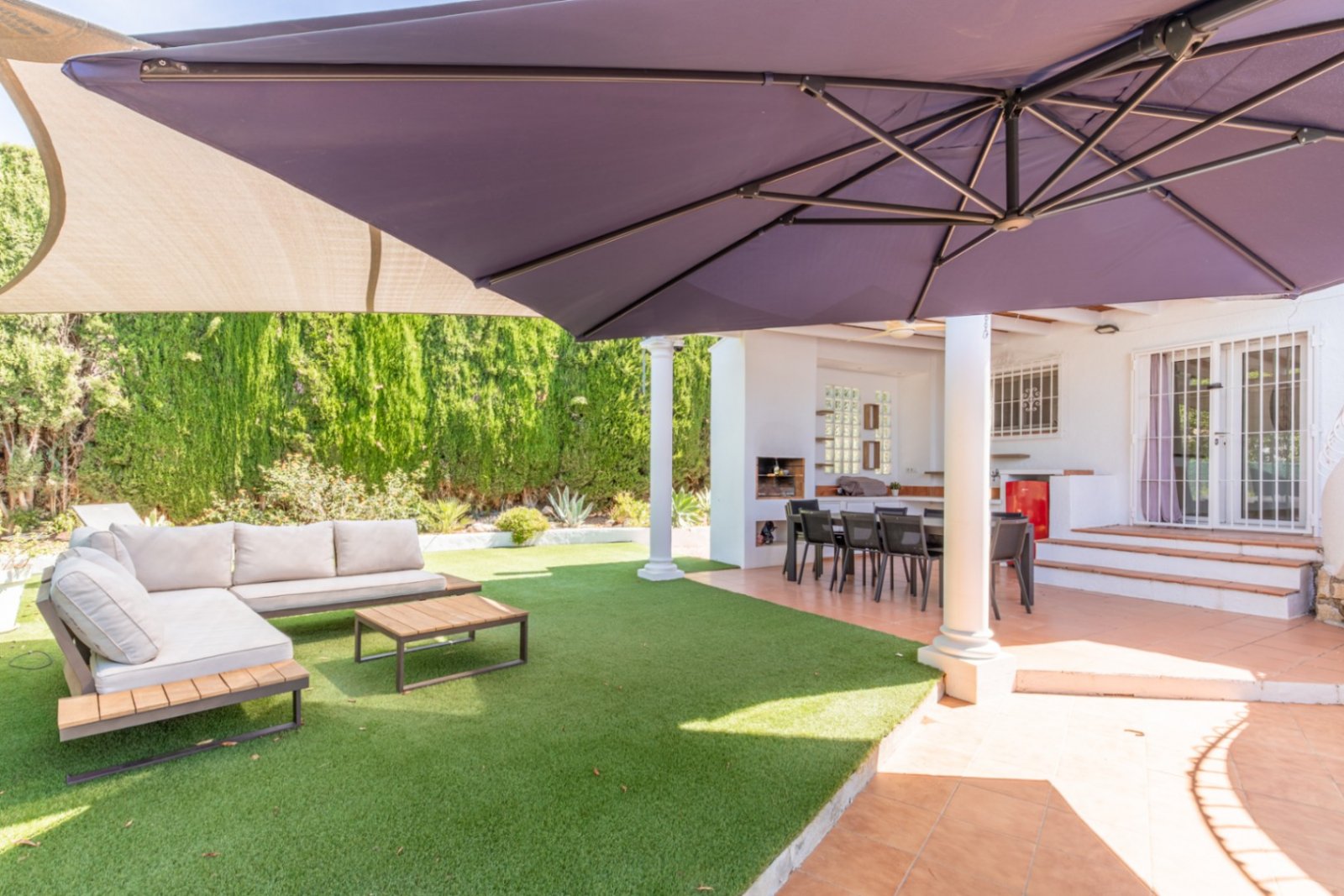 Villa de 4 dormitorios y 3 baños con aseo, piscina privada y fantásticas vistas al mar