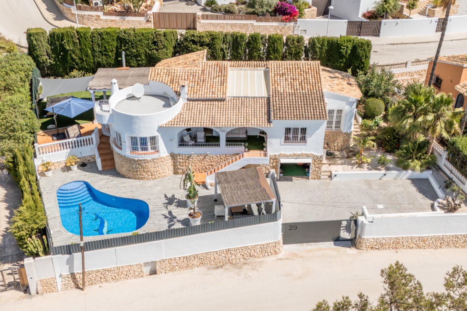 Villa de 4 dormitorios y 3 baños con aseo, piscina privada y fantásticas vistas al mar
