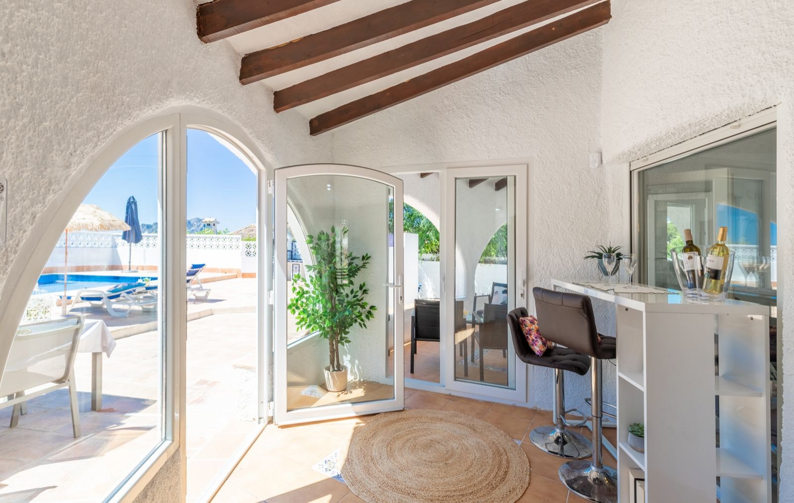 Impresionante villa reformada con 3 dormitorios, 3 baños, piscina privada y licencia de alquiler, a solo 2 minutos a pie de la playa